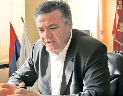 Uhapšen bivši gradonačelnik Kraljeva i još 15 osoba: Prisvojili milion eura Uhapšen bivši gradonačelnik Kraljeva i još 15 osoba: Prisvojili milion eura