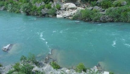 Sletjeli vozilom u Moraču, prošli sa lakšim povredama Sletjeli vozilom u Moraču, prošli sa lakšim povredama