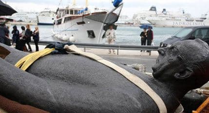 Tuđmanov spomenik stigao na splitsku rivu, oštećen pri istovaru Tuđmanov spomenik stigao na splitsku rivu, oštećen pri istovaru