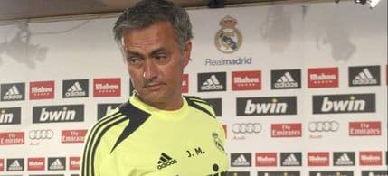 VIDEO: Novinar pljunuo pa pocijepao Murinjovu sliku! VIDEO: Novinar pljunuo pa pocijepao Murinjovu sliku!