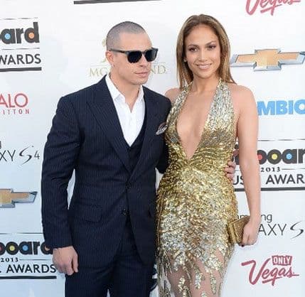 Dekolte i mlađi momak Dekolte i mlađi momak