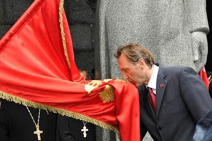 Krivokapić polaže lovorov vijenac na Njegošev spomenik Krivokapić polaže lovorov vijenac na Njegošev spomenik