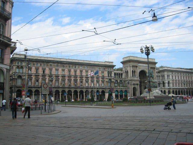 Milano: Razbojnici krali satove i bacali petrolejske bombe Milano: Razbojnici krali satove i bacali petrolejske bombe