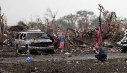 Tornado pogodio Oklahoma Siti: Više od 90 poginulih (VIDEO) Tornado pogodio Oklahoma Siti: Više od 90 poginulih (VIDEO)