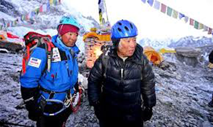 Osamdesetogodišnji Japanac se popeo na Mont Everest Osamdesetogodišnji Japanac se popeo na Mont Everest