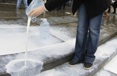 Nezadovoljni farmeri i danas prosipali mlijeko Nezadovoljni farmeri i danas prosipali mlijeko