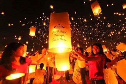 15.000 lampiona pušteno u nebo kao poruka mira 15.000 lampiona pušteno u nebo kao poruka mira