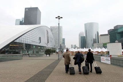 FRANCUSKA: Vojnik uboden u vrat u pariškoj poslovnoj četvrti FRANCUSKA: Vojnik uboden u vrat u pariškoj poslovnoj četvrti