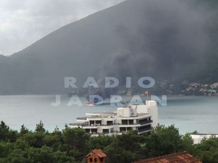 FOTO: Izgorjela jahta "Sirena" u igalskom zalivu FOTO: Izgorjela jahta "Sirena" u igalskom zalivu