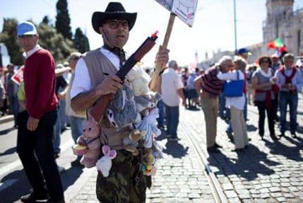 Više hiljada Portugalaca demonstriralo protiv mjera štednje Više hiljada Portugalaca demonstriralo protiv mjera štednje