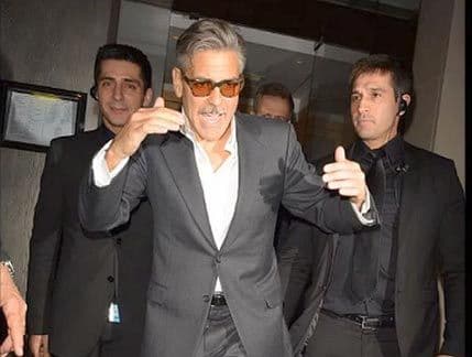 Kluni pijan zaplesao pred fotografima Kluni pijan zaplesao pred fotografima