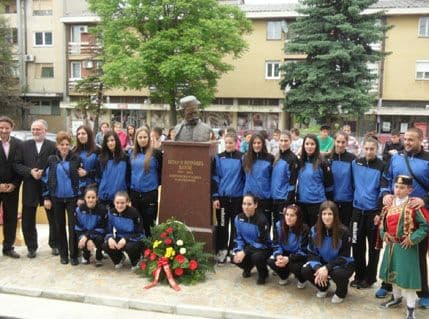 Rukometašice Gorice položile cvijeće na Njegoševu bistu u Lovćencu Rukometašice Gorice položile cvijeće na Njegoševu bistu u Lovćencu