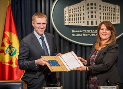 Lukšić od Srbije primio prevode komunitarnog zakonodavstva Lukšić od Srbije primio prevode komunitarnog zakonodavstva