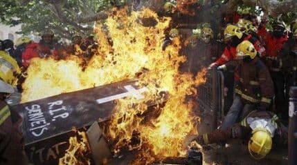 Španski vatrogasci iz protesta palili vatru Španski vatrogasci iz protesta palili vatru