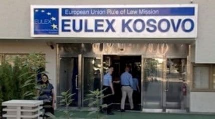 Molotovljevim koktelima na vozila Euleksa Molotovljevim koktelima na vozila Euleksa