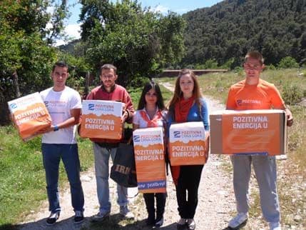 Mladi Pozitivne uručili pomoć Netku Sinanoviću Mladi Pozitivne uručili pomoć Netku Sinanoviću