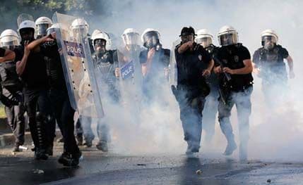 Haos u Turskoj: Više od 1.700 uhapšenih na protestima (VIDEO) Haos u Turskoj: Više od 1.700 uhapšenih na protestima (VIDEO)