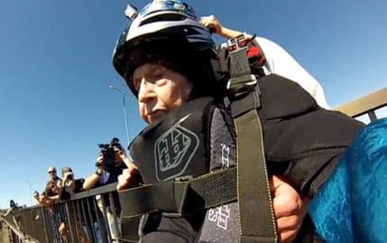 VIDEO: Proslavila 102. rođendan skokom iz padobrana VIDEO: Proslavila 102. rođendan skokom iz padobrana