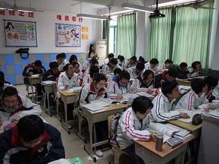 Na ispitima u Kini zabranjeno je nošenje grudnjaka? Na ispitima u Kini zabranjeno je nošenje grudnjaka?