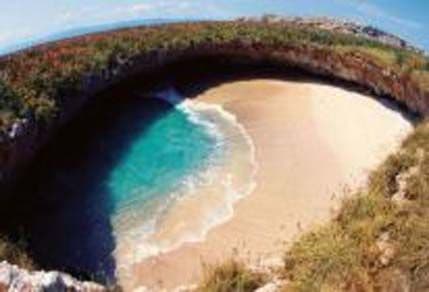 Predivna plaža nastala eksplozijom bombe Predivna plaža nastala eksplozijom bombe