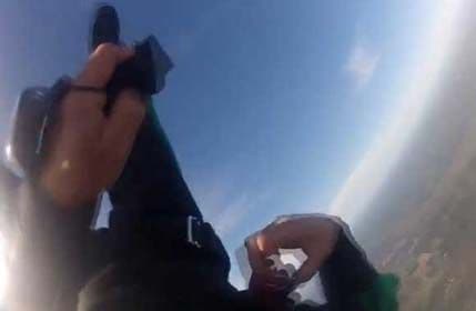 Tokom slobodnog pada shvatio da nije namjestio padobran! Tokom slobodnog pada shvatio da nije namjestio padobran!