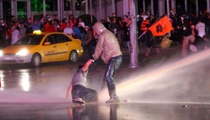 Ankara: Vodenim topovima i suzavcem na demonstrante Ankara: Vodenim topovima i suzavcem na demonstrante