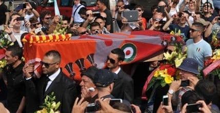 VIDEO: Ultrasi Lacija organizovali sahranu za Romu! VIDEO: Ultrasi Lacija organizovali sahranu za Romu!