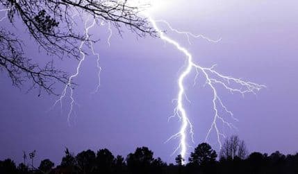 Preminuo dječak kojeg je juče pogodio grom na fudbalskom terenu Preminuo dječak kojeg je juče pogodio grom na fudbalskom terenu