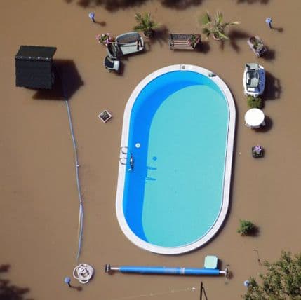 Ovo nije fotošop: Netaknut bazen usred poplave u Njemačkoj  Ovo nije fotošop: Netaknut bazen usred poplave u Njemačkoj