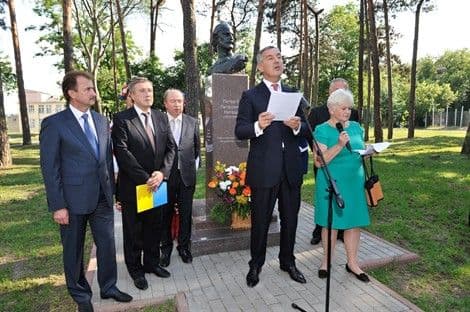 KIJEV: Milo Đukanović otkrio spomenik Petru II Petroviću Njegošu KIJEV: Milo Đukanović otkrio spomenik Petru II Petroviću Njegošu