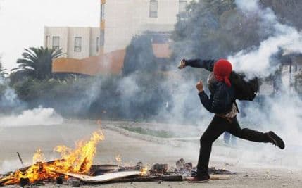 VIDEO: Sukob čileanskih studenata i policije u Santjagu oko studentskih kredita VIDEO: Sukob čileanskih studenata i policije u Santjagu oko studentskih kredita