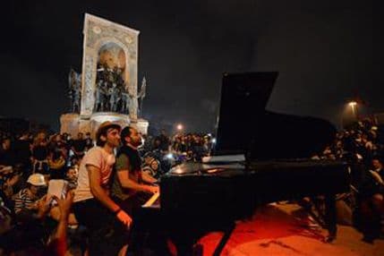 Istanbul: "Dovukao" klavir na trg i napravio slavljeničku atmosferu Istanbul: "Dovukao" klavir na trg i napravio slavljeničku atmosferu