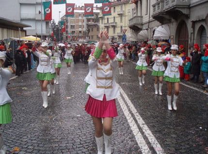 „Feštine“ mažoretke na čelu Pančevačkog karnevala  „Feštine“ mažoretke na čelu Pančevačkog karnevala