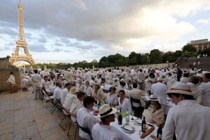 Hiljade Parižana na „tajnoj večeri u bijelom“ Hiljade Parižana na „tajnoj večeri u bijelom“