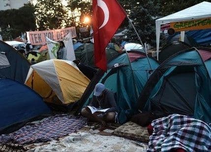Turska policija udaljila demonstrante iz parka Gezi Turska policija udaljila demonstrante iz parka Gezi