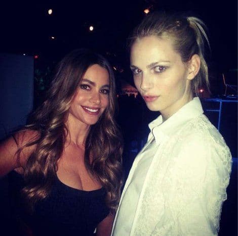 Andrej Pejić pozirao sa Sofijom Vergarom - ko je ljepši? Andrej Pejić pozirao sa Sofijom Vergarom - ko je ljepši?