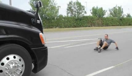 Zubima vuče autobus od 12 tona (VIDEO) Zubima vuče autobus od 12 tona (VIDEO)