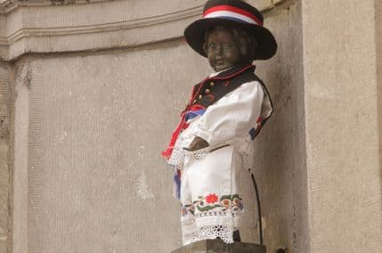 Čuveni briselski dječak koji piški obučen u slavonsku nošnju Čuveni briselski dječak koji piški obučen u slavonsku nošnju