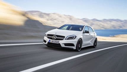 Hamilton za volanom Mercedesa A45 AMG Hamilton za volanom Mercedesa A45 AMG