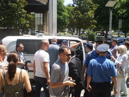 Aktivisti MANS-a prosuli ispred zgrade Skupštine vodu obojenu u crveno Aktivisti MANS-a prosuli ispred zgrade Skupštine vodu obojenu u crveno