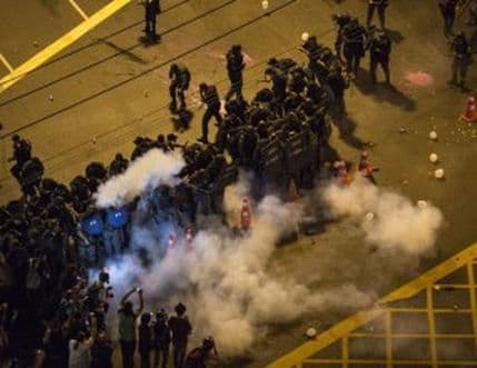 Ispred ''Marakane'' žestoki sukobi policije i demonstranata Ispred ''Marakane'' žestoki sukobi policije i demonstranata