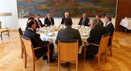 FOTO: Predsjednica Kosova i predsjednik Srbije za istim stolom FOTO: Predsjednica Kosova i predsjednik Srbije za istim stolom