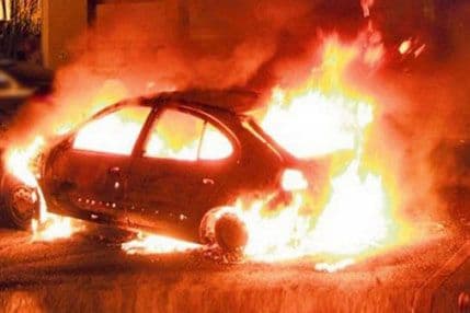 U sudaru izgorio “reno”, tri osobe povrijeđene U sudaru izgorio “reno”, tri osobe povrijeđene