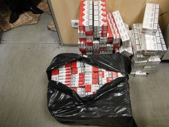 Na graničnom prelazu "Dračenovac" zaplijenjeno sto šteka cigareta Na graničnom prelazu "Dračenovac" zaplijenjeno sto šteka cigareta