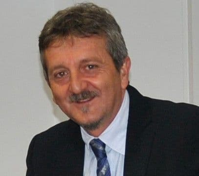 Gradonačelnik italijanskog grada sam kreči kancelarije da bi uštedio Gradonačelnik italijanskog grada sam kreči kancelarije da bi uštedio