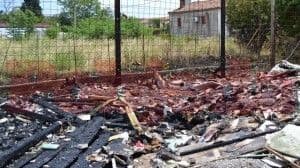 Gorjeli trava i otpad u Staroj varoši Gorjeli trava i otpad u Staroj varoši