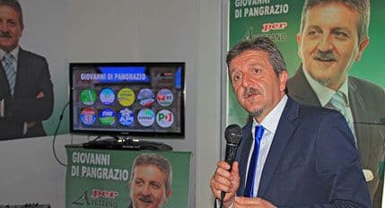 Gradonačelnik u Italiji štedi, pa sam kreči kancelarije Gradonačelnik u Italiji štedi, pa sam kreči kancelarije