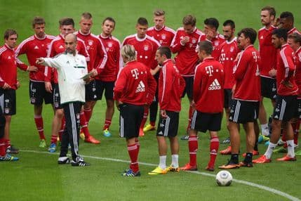 VIDEO: Gvardiola ''opalio'' Robena nogom u zadnjicu VIDEO: Gvardiola ''opalio'' Robena nogom u zadnjicu