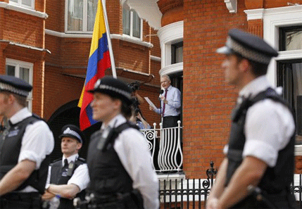 London: Asanž do sada policiju koštao četiri miliona funti London: Asanž do sada policiju koštao četiri miliona funti