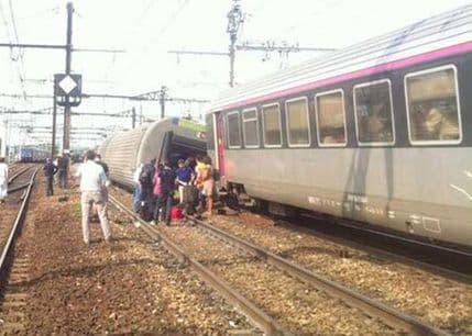 Francuska: Voz iskočio iz šina, najmanje osam poginulih (VIDEO) Francuska: Voz iskočio iz šina, najmanje osam poginulih (VIDEO)